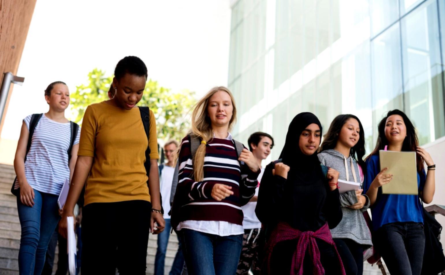 Person arbeitet konzentriert an Finanzplanung