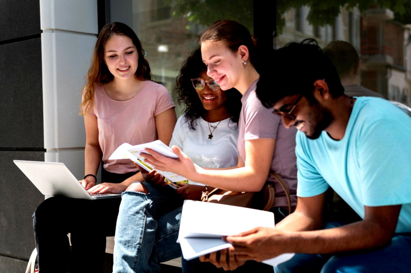 Teilnehmer bei praktischer Budgetplanung